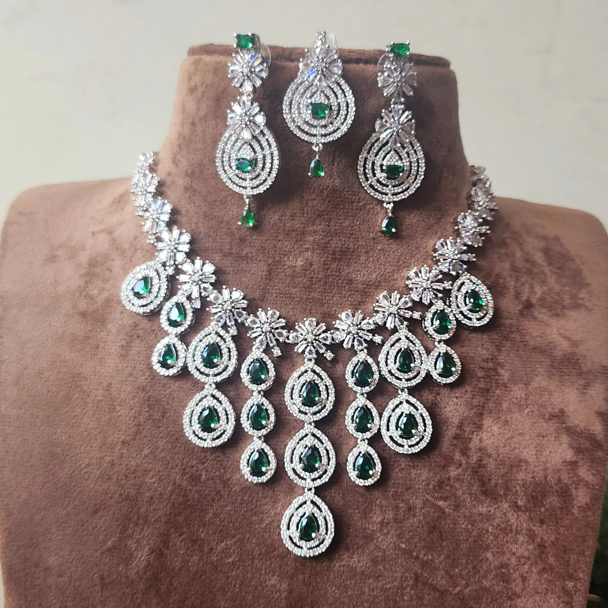 Emerald Layered Choker With Tikka