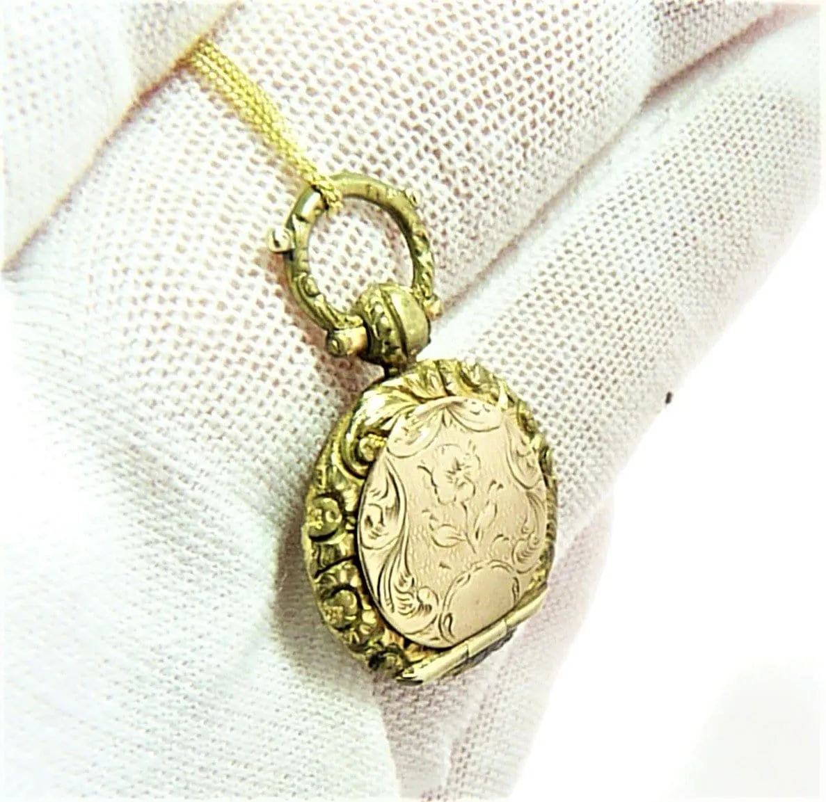 Georgian Pinchbeck Locket With 20 Inch Necklace