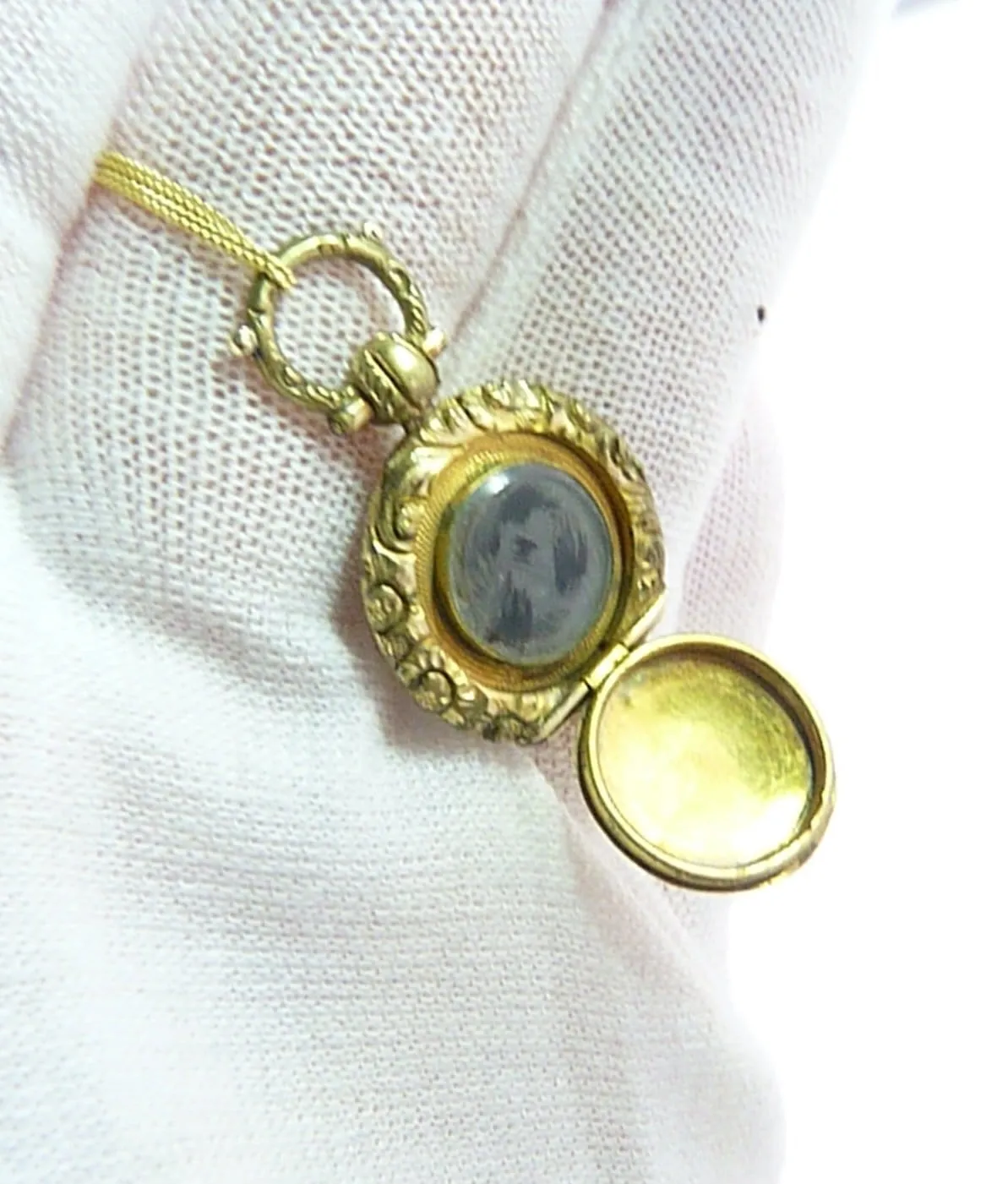 Georgian Pinchbeck Locket With 20 Inch Necklace